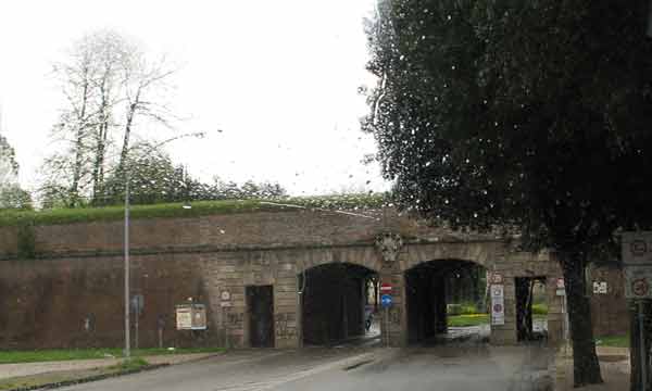 Lucca-CityWall-c-042505-843a