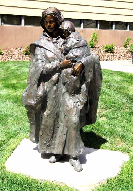 Pioneer Woman Sculpture @ Leanin' Tree 050806-131p