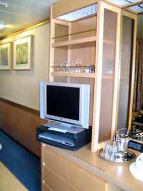 TvEndOfDesk-041105-113p