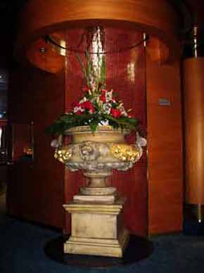 Flowers-BigUrn-041205-351p