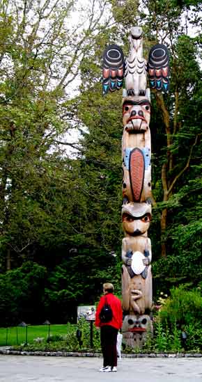 6112-Photographers&TotemPole-052306-1041a