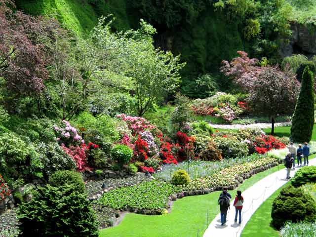 6152-Tourists-SunkenGarden-052306-1247p