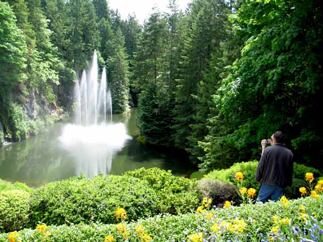 6171-TouristPhotosDancingFountain-052306-1258p