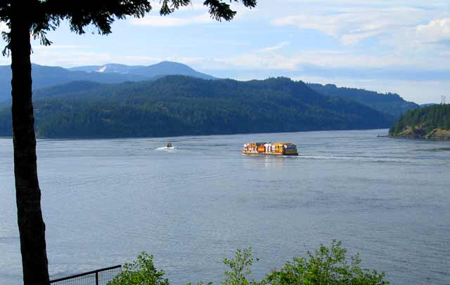 5852-Tug&FreightBarge-051906-532p