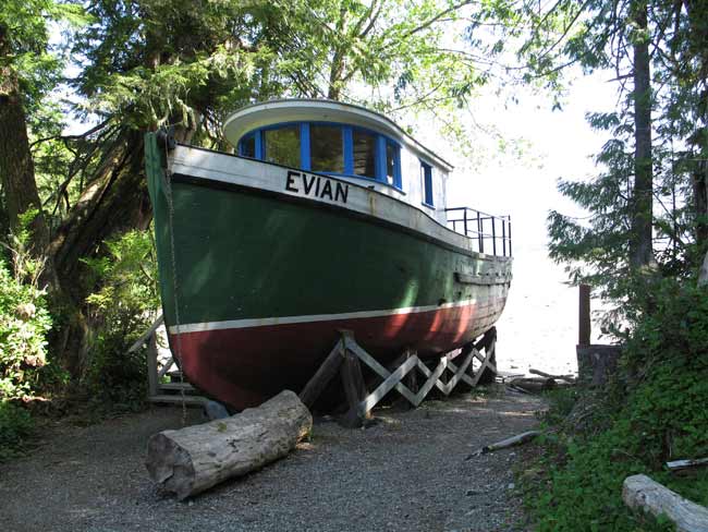5725-Evian-theOldBoat-051806-1044a