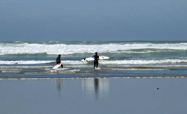 5574-SurfersGoingOut-051706-1133a