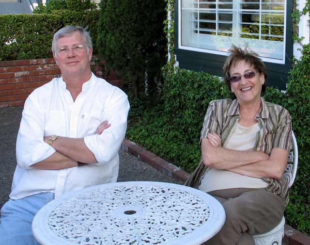 7002-Mark&ValRelaxing-053106-517p