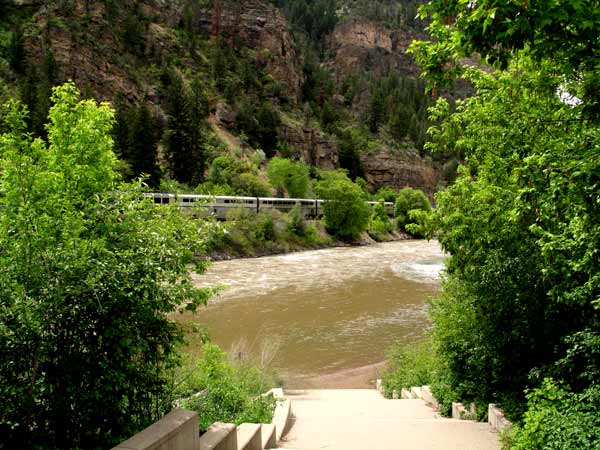 4808-Stop@ColoRiver&GrizzlyCreek-050906-135p