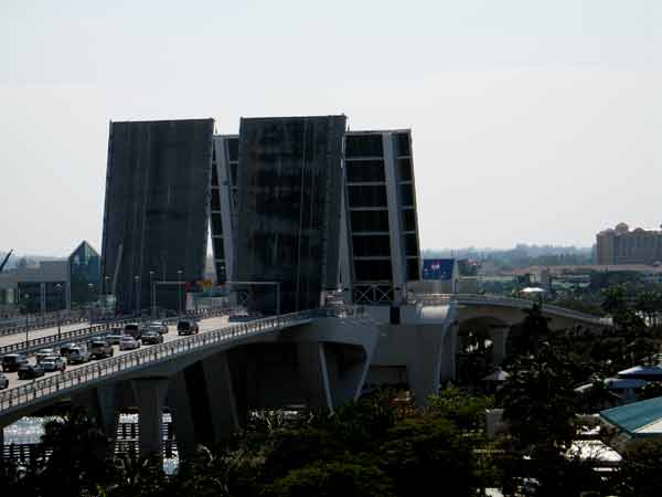 17thStBridge-Up-041005-431p