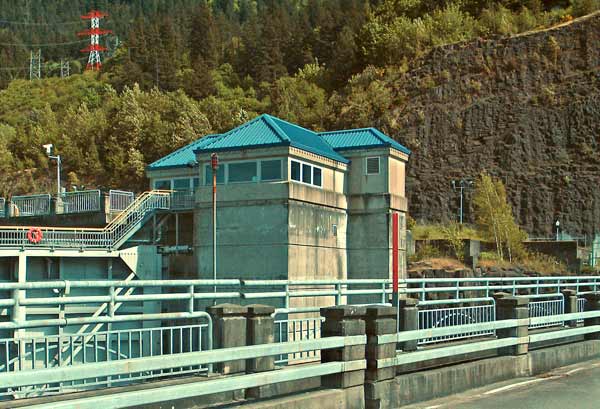 5143-LockControlTowers-051206-448p
