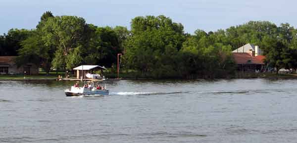 boat-underdock-052905-705p