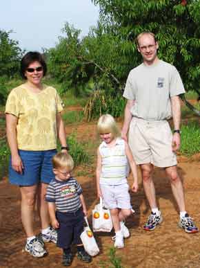 PeachPickers-070805-913a
