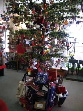 ChristmasStore-Fredericksburg-UpSideDownTree-061805-1223p