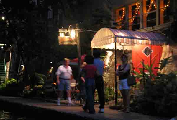DeloresDelRio-Restorante-061805-852p