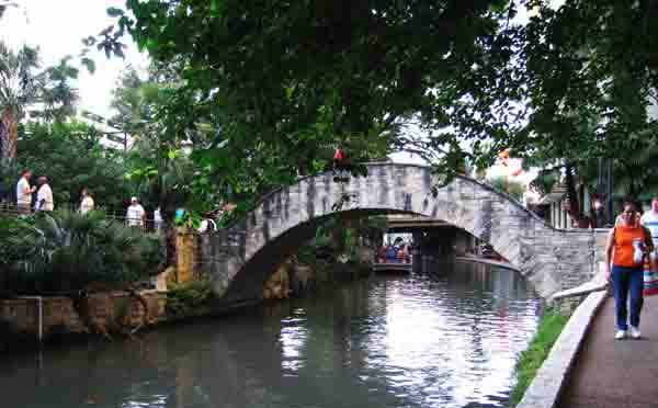 RiverWalk-061705-852p