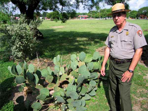 Guide-RangerEdPetru-PricklyPear-061905-1012a