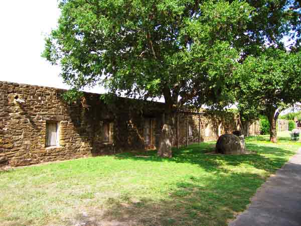 IndianHousing&Wall-061905-1014a