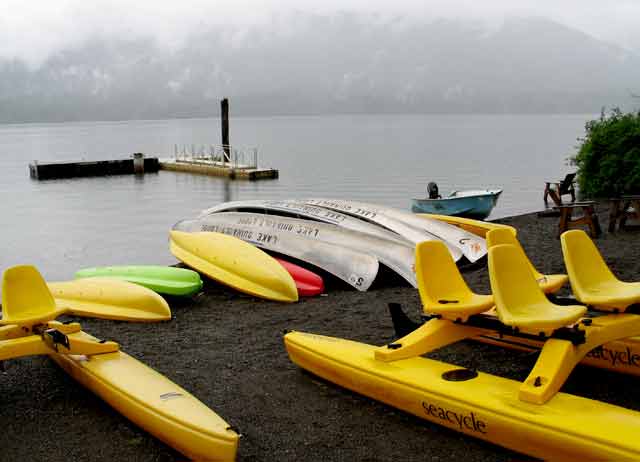 6351-LodgeBoats-052506-1235p