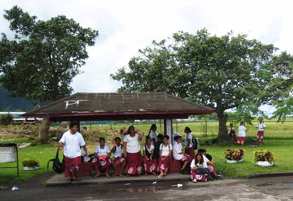 2115-BusStop-Kids-071011-149p